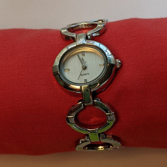 Silver Tone Singapore Quartz Wrist Watch - Picture 7 of 16